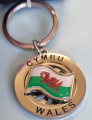 Wavy Flag Spinning Cymru/Wales Keyring|Cylch Allwedd Cymru/Wales