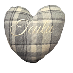 Teulu Heart Shaped Wool Touch Embroidered Cushion|Clustog Siap Calon Teulu