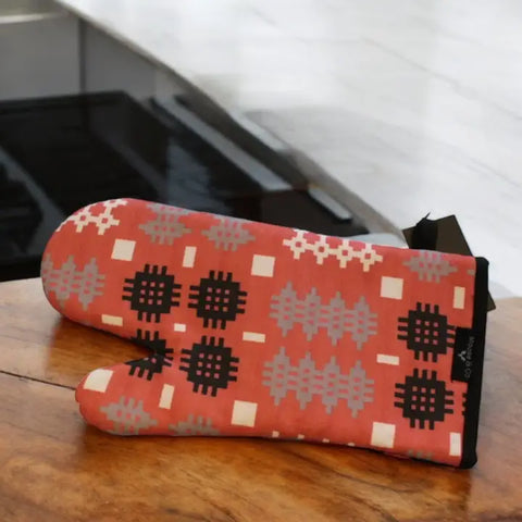 Red Welsh Tapestry Oven Mitt|Maneg Popty Carthen Gymreig (Coch)