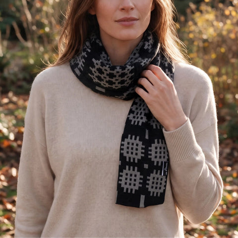 Black Welsh Tapestry Design Scarf|Sgarff Cynllun Carthen Du