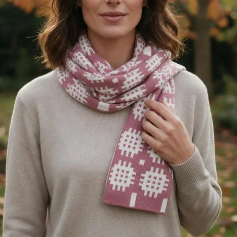 Pink Welsh Tapestry Design Scarf|Sgarff Cynllun Carthen Pinc