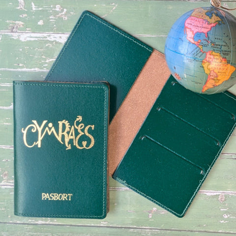 Passport Cover Cymraes| Gorchudd Pasbort Cymraes