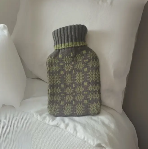 1L Green Design Hot Water Bottle | Potel Dŵr Poeth 1L Cynllun Gwyrdd