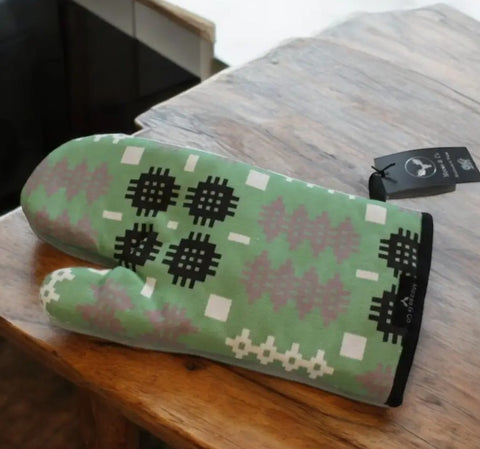 Green Welsh Tapestry Oven Mitt|Maneg Popty Carthen Gymreig (Gwyrdd)