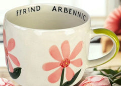 Ffrind Arbennig Mug (Pink Daisy)|Mwg Ffrind Arbennig (Blodau Pinc)